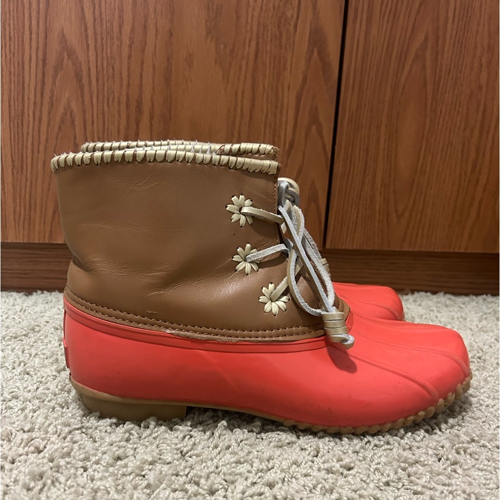 JACK ROGERS SIZE 9 LIGHT BROWN AND CORAL DUCK BOOTS WITH GOLD DETAILS